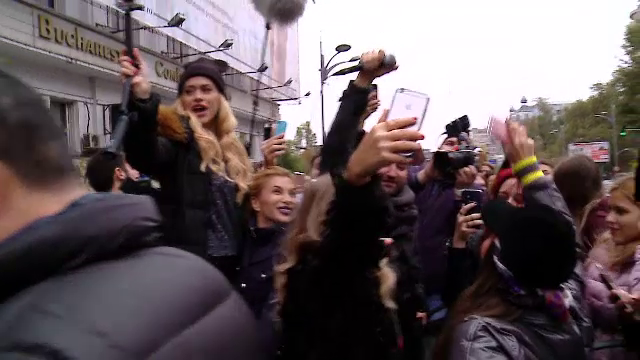 Fanii au avut ocazia sa cante alaturi de vedete intr-un party bus, dupa ce au castigat concursul organizat de "La Maruta"