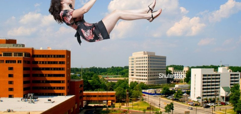 O femeie cazut de la peste 50 de metri de la balcon, dupa ce s-a certat cu iubitul ei. Ce s-a intamplat cu ea dupa aceea