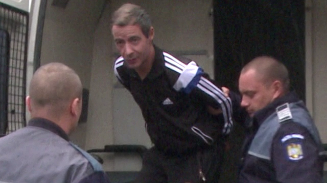 Si-a ucis iubita in scara blocului, apoi a fugit cu banii si bijuteriile. Copiii femeii din Brasov, martori la crima