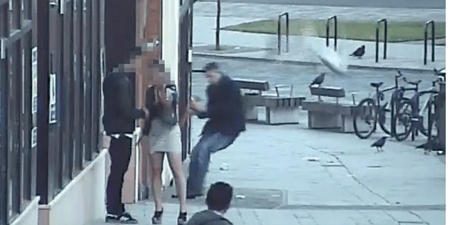 Nou atac xenofob, filmat in Marea Britanie. Un barbat a fost batut pentru ca nu "vorbea limba engleza". VIDEO