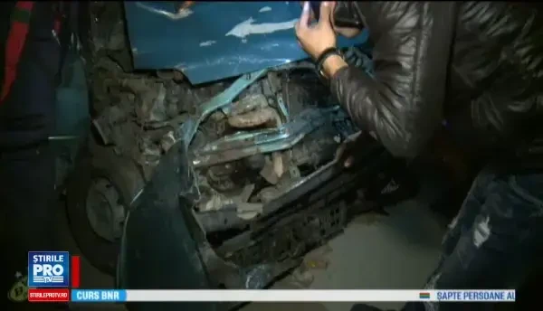 Sapte persoane au ajuns la spital, dupa o depasire riscanta. O tanara si prietenul ei sunt in stare grava