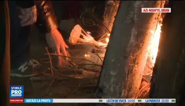 Focul lui Sumedru, aprins de turisti la Bran. De ce se intrec tinerii in a sari peste foc