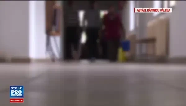 Elevul injunghiat de un coleg e in stare foarte grava. ISJ Valcea: Atacatorul a mai amenintat ca e dispus sa ucida