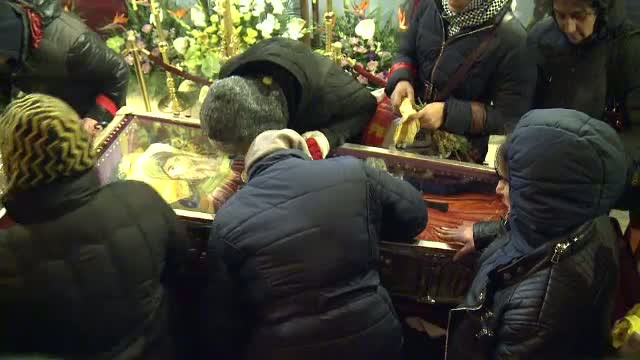 Ploaia marunta si frigul de afara nu i-au alungat pe credinciosii veniti la moastele Sfantului Dumitru. "Am stat si 12 ore"