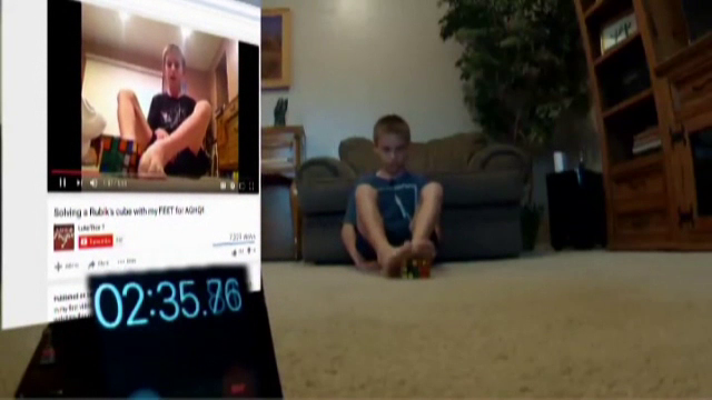 Un baiat de 12 ani are o metoda inedita de a rezolva cubul Rubik. In cat timp termina cand nu se foloseste de maini