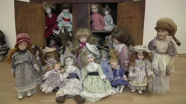 1.000 de papusi de portelan, expuse la Muzeul de Istorie din Targoviste. "Avem nevoie sa credem in povesti"