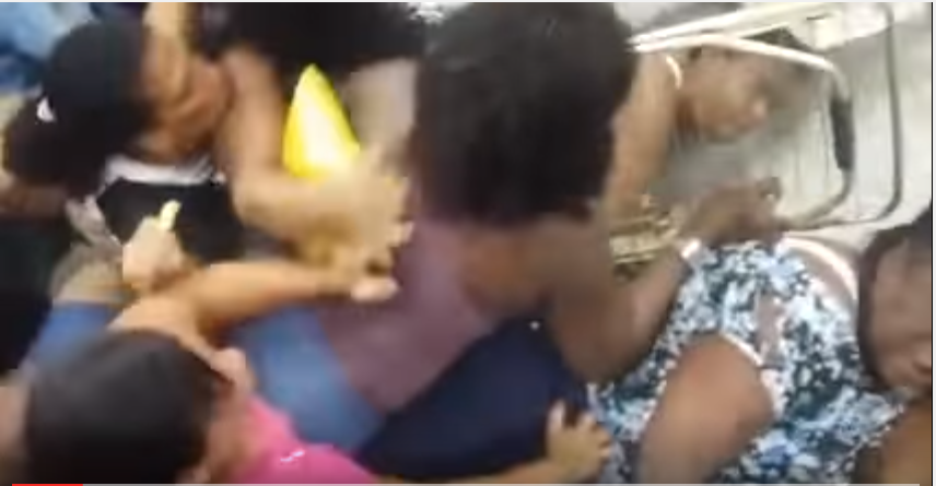 "Cotropitorii de rafturi". In ce ipostaza au fost surprinsi niste clienti brazilieni la aniversarea unui magazin VIDEO