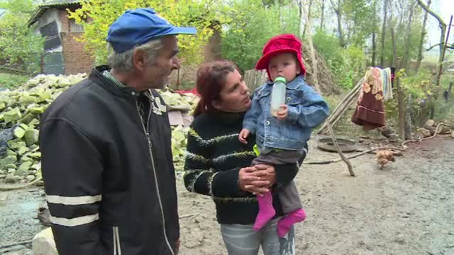 Sase copii si parintii lor au ramas sub cerul liber dupa ce casa in care locuiau a luat foc. Cum ii puteti ajuta