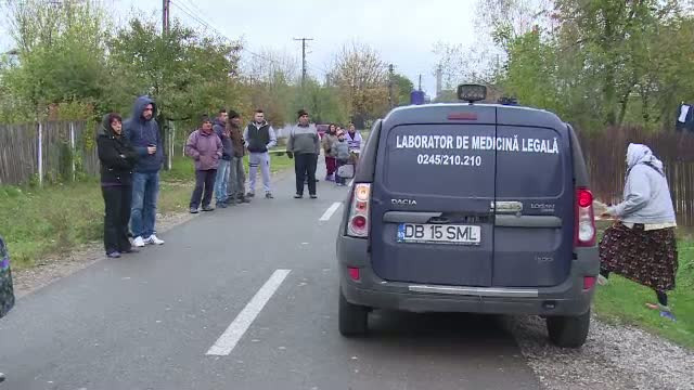 Tanar de 28 de ani, gasit fara viata in dormitor de propria sotie. Vecinii sunt convinsi ca barbatul a fost ucis