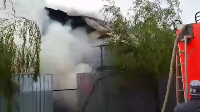 Incendiu intr-un depozit din Galati, plin cu butelii si substante inflamabile. Ce s-a ales din hala de 1500 de metri patrati