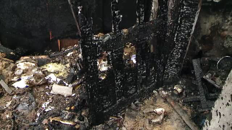 Casa i-a luat foc, dar nimeni nu a stiut ca ea este inauntru. "Un vecin a scos butelia, dar pe ea nu a vazut-o"