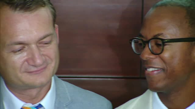 CCR a amanat decizia privind casatoriile intre persoanele de acelasi sex. Reactia romanului care a cerut recunoasterea lor