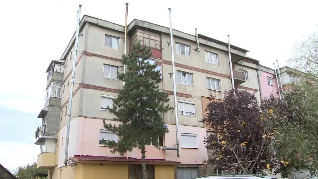 Orasul in care saracia i-a impins pe oameni sa-si faca sobe la bloc. Localnicii isi risca viata, primaria ridica din umeri