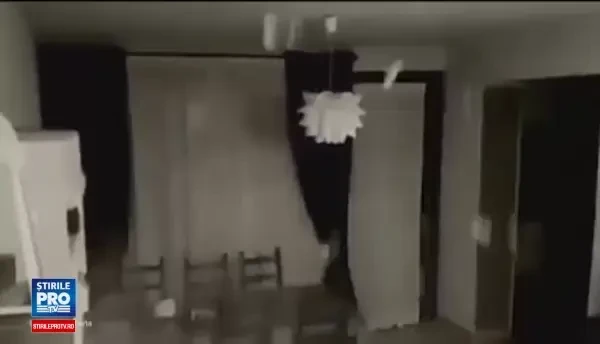 Zeci de case prabusite, dupa seria de cutremure care a zguduit Italia. Scolile din zonele afectate raman inchise joi