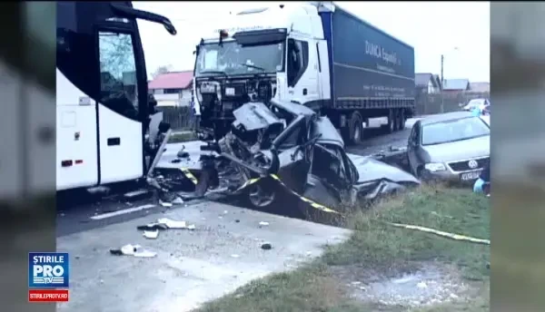 ANIMATIE GRAFICA. 12 raniti, dupa ce un TIR ar fi ramas fara frane. Salvatorii spun ca e un miracol ca n-a murit nimeni