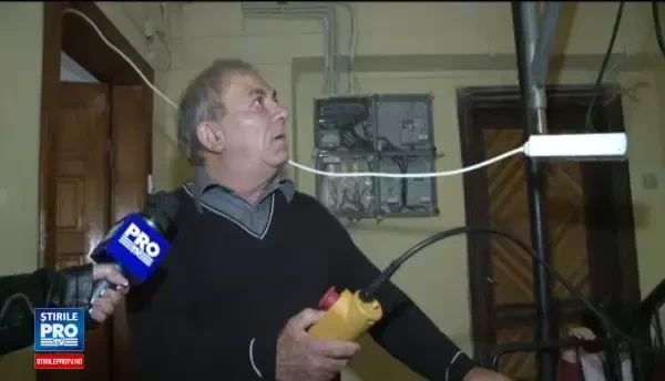 Orasul in care saracia i-a impins pe oameni sa-si faca sobe la bloc. Localnicii isi risca viata, primaria ridica din umeri