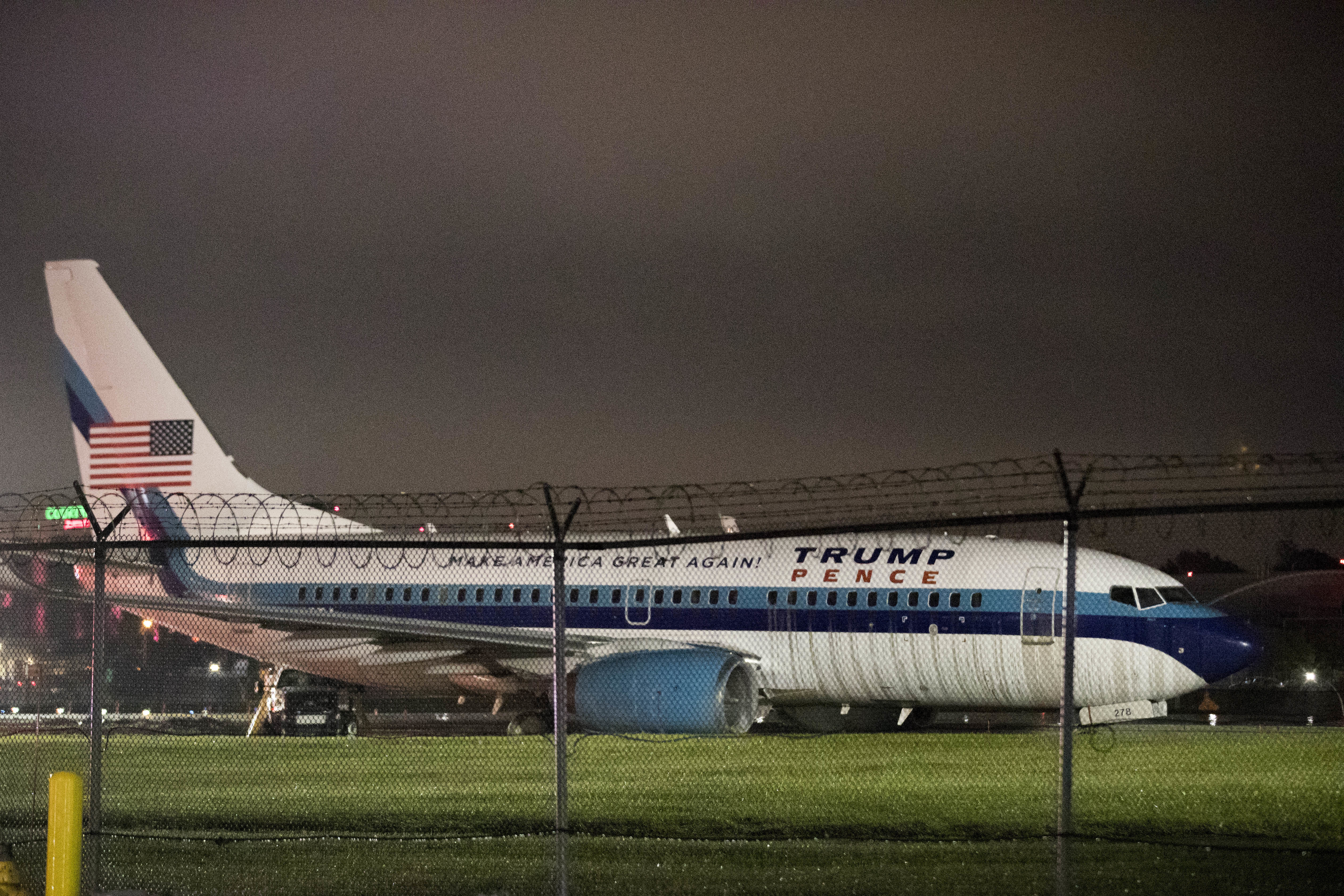 Incident pe aeroportul LaGuardia, din New York. Avionul de campanie al lui Mike Pence a iesit de pe pista. VIDEO