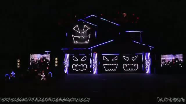 Un american din California nu a vrut sa astepte Craciunul pentru un spectacol cu lumini si muzica. Cum si-a impodobit casa