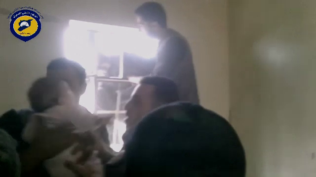 Imagini emotionante filmate in infernul din Siria. Un bebelus blocat in casa a fost salvat prin grilajul unei ferestre