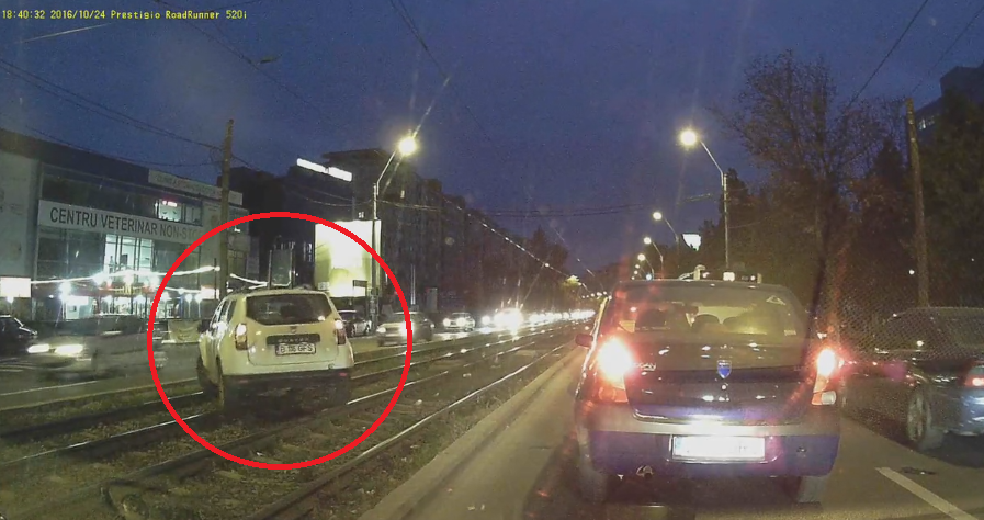Un sofer a luat-o cu Duster-ul de firma pe linia de tramvai, in Bucuresti. Cei care l-au filmat nu s-au putut opri din ras