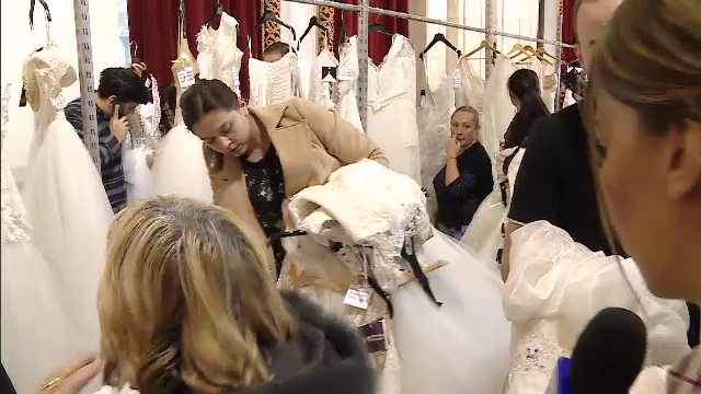 Oferte inedite la cel mai mare targ de nunti, de la Palatul Parlamentului. Senzatia editiei, rochia de mireasa de 21 de lei