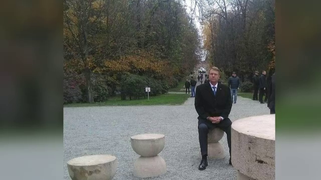 Iohannis a explicat motivul pentru care s-a asezat la Masa Tacerii: "Daca Brancusi nu ar fi vrut, nu ar fi pus masa in parc"