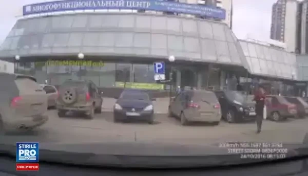 Atac in plina strada, intr-un oras din Rusia. Motivul pentru care un barbat a fost batut cu sabaticie