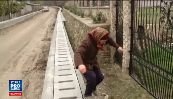 Blocati in curti de o constructie absurda, de 9 milioane de lei. Rigole inalte de un metru, montate pe un drum din Iasi