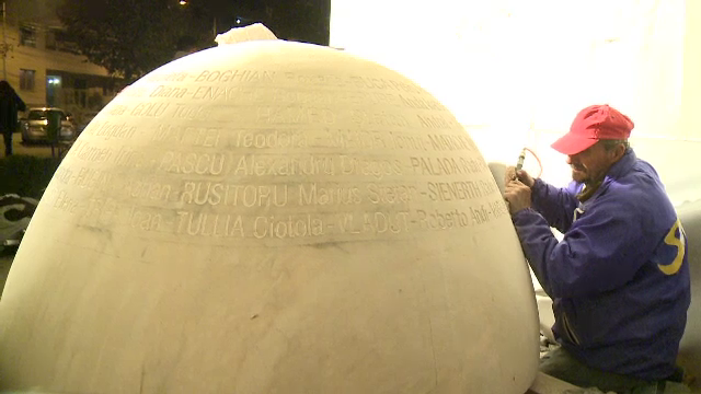 Un inger care isi ia zborul. Monumentul din fata clubului Colectiv reprezinta un simbol al durerii, dar si al sperantei