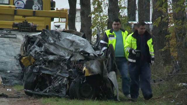Doi barbati si doua femei au murit dupa ce masinile in care se aflau s-au ciocnit si au luat foc, in Giurgiu