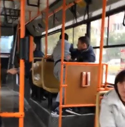 Un batran din Constanta a fost batut de un tanar pentru ca i-a cerut sa nu mai fumeze in autobuz. VIDEO