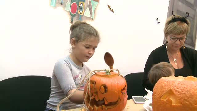 Petrecerile tematice de Halloween pot fi inlocuite cu atelierele de sculptat dovleci. "E frumos. Asta e farmecul familiei"