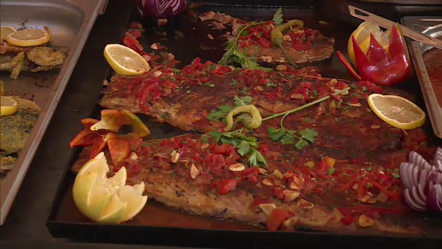 Festivalul Pestelui din parcul IOR, din Capitala, i-a atras pe pofticiosi: "Am scapat de gatit azi. Face cinste sotul"