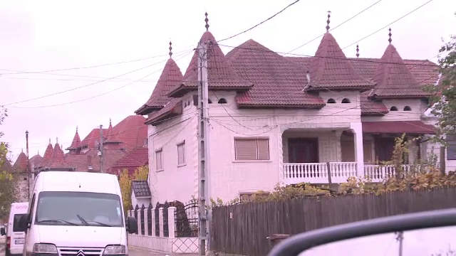 Tiganii din Strehaia amenintati cu sechestrul pe palate pentru datoriile la stat: "Inainte faceam banul cu ciocanul"