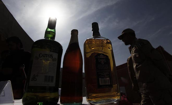 Cel putin 11 pakistanezi au murit la o petrecere, dupa ce au baut alcool contrafacut. Politia a declansat o ancheta