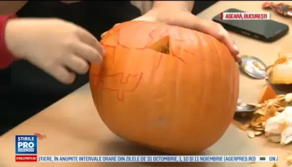 Cat costa o infatisare fioroasa pentru Halloween. Pentru doamne avem mirese zombie, pentru domni costume speciale