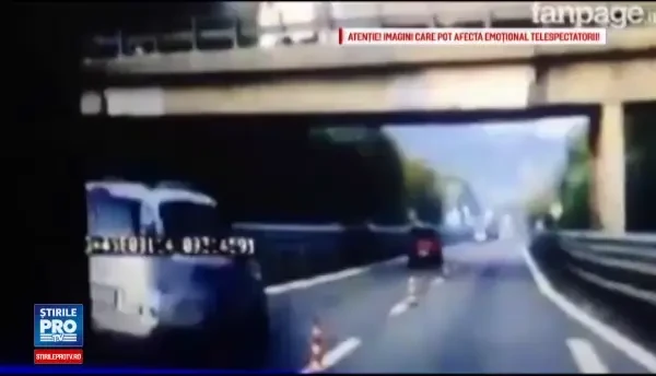 Momentul in care un pod din Italia se prabuseste sub greutatea unui TIR, a fost filmat. Camionul era condus de un roman