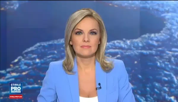 Reactia unui catel cand isi vede stapanul costumat in jucaria lui preferata