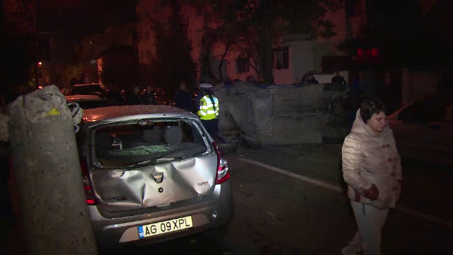 Cinci tineri raniti dupa impactul intre doua autoturisme, in Pitesti. Accidentul, provocat de un tanar de 18 ani