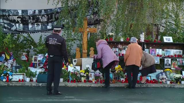 Victimele din Colectiv, comemorate printr-un mars al tacerii. Aproape 5.000 de oameni au ajuns la locul tragediei. FOTO