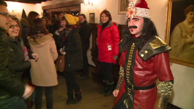 Mii de oameni din toata lumea s-au adunat sa petreaca Halloween-ul la Bran. Cat a costat distractia