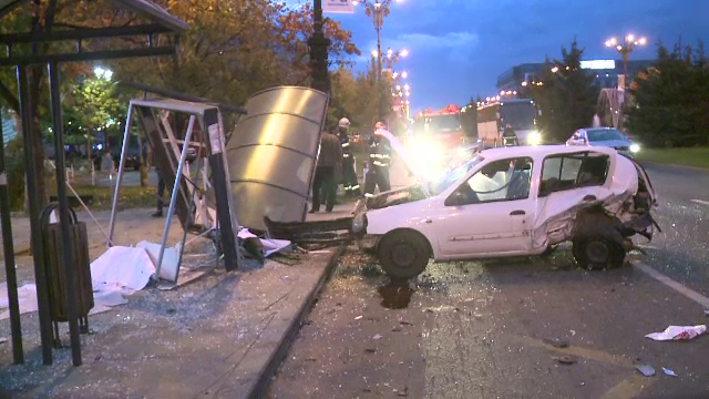 Lovit in plin dupa ce a oprit cu masina intr-o statie RATB. Trei persoane au fost transportate la spital