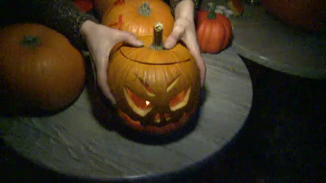 Cluburile din Capitala au fost pline cu tineri care au sarbatorit Halloween-ul. Costumul vedeta a fost cel de iepure-samurai