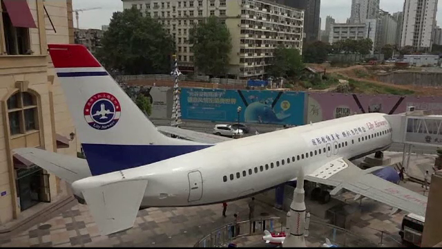 Un om de afaceri chinez a transformat un avion intr-un restaurant de lux. Cat a investit in aeronava si cat costa meniul