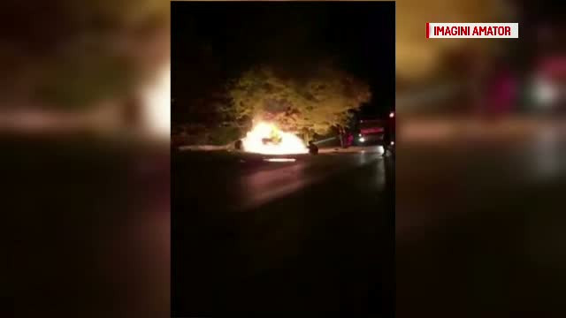 Tanar de 23 de ani, la un pas de moarte dupa ce a adormit la volan si a intrat cu masina intr-un copac. Cine l-a salvat