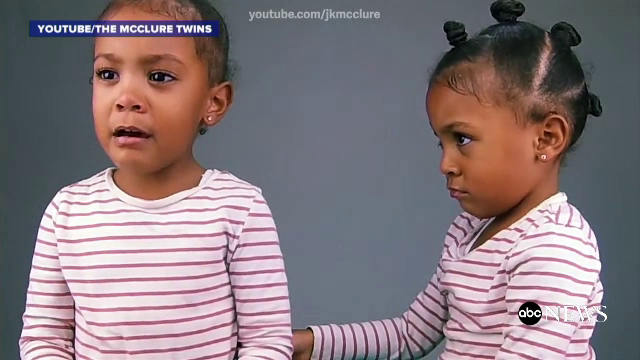 O fetita de 3 ani plange cand afla ca sora ei geamana este cu un minut mai mare: "Eu vreau sa fiu mai mare!"