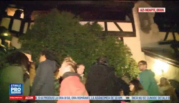 Mii de oameni din toata lumea s-au adunat sa petreaca Halloween-ul la Bran. Cat a costat distractia