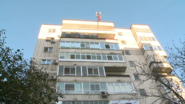 S-a aruncat de la etaj dupa o cearta cu mama, care nu o accepta pe noua iubita. Impactul, amortizat de masinile din parcare