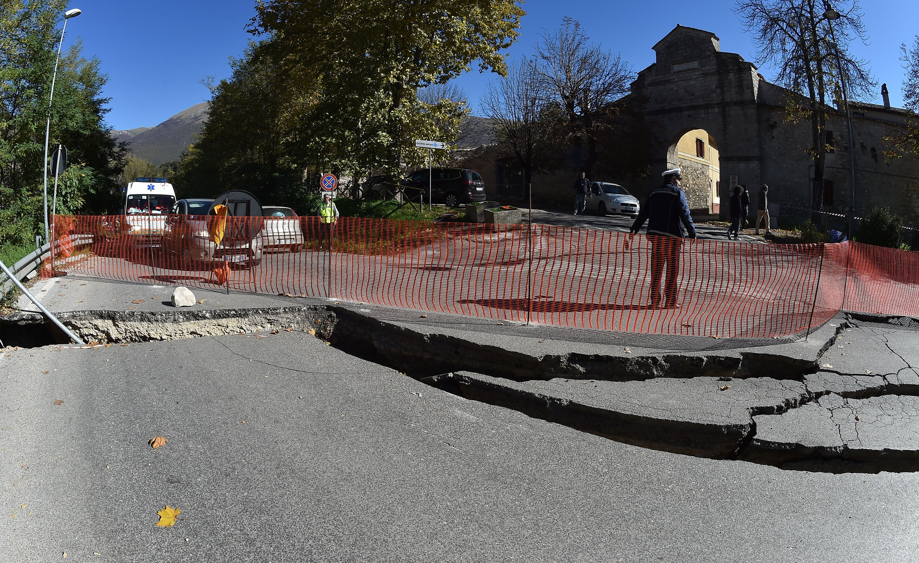 O crapatura uriasa a aparut pe o strada din Perugia, Italia, dupa cutremurul puternic de duminica