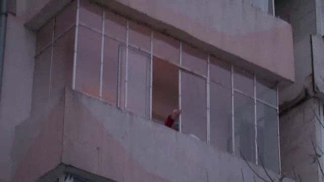 O femeie din Botosani a inceput sa arunce cu obiecte pe geam, dupa ce ar fi parasit-o barbatul. "I-au oprit si gazul"